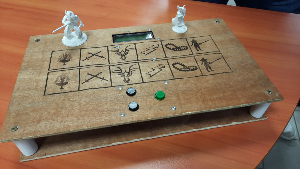 Conception d'un jeu électronique avec un module Arduino. Le plateau de jeu est gravé au laser et les pions sont imprimés en 3D - 2021